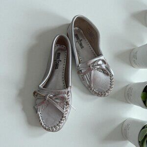 MINNETONKA Silver Leather Moccasins Flats Size US 6